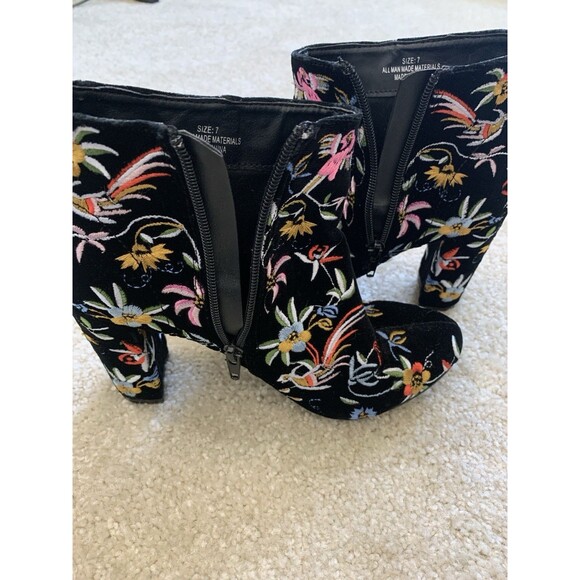 Lulus Black Velvet Embroidered Ankle Booties Bohemian Festival Boots Sz 7 - Picture 13 of 13